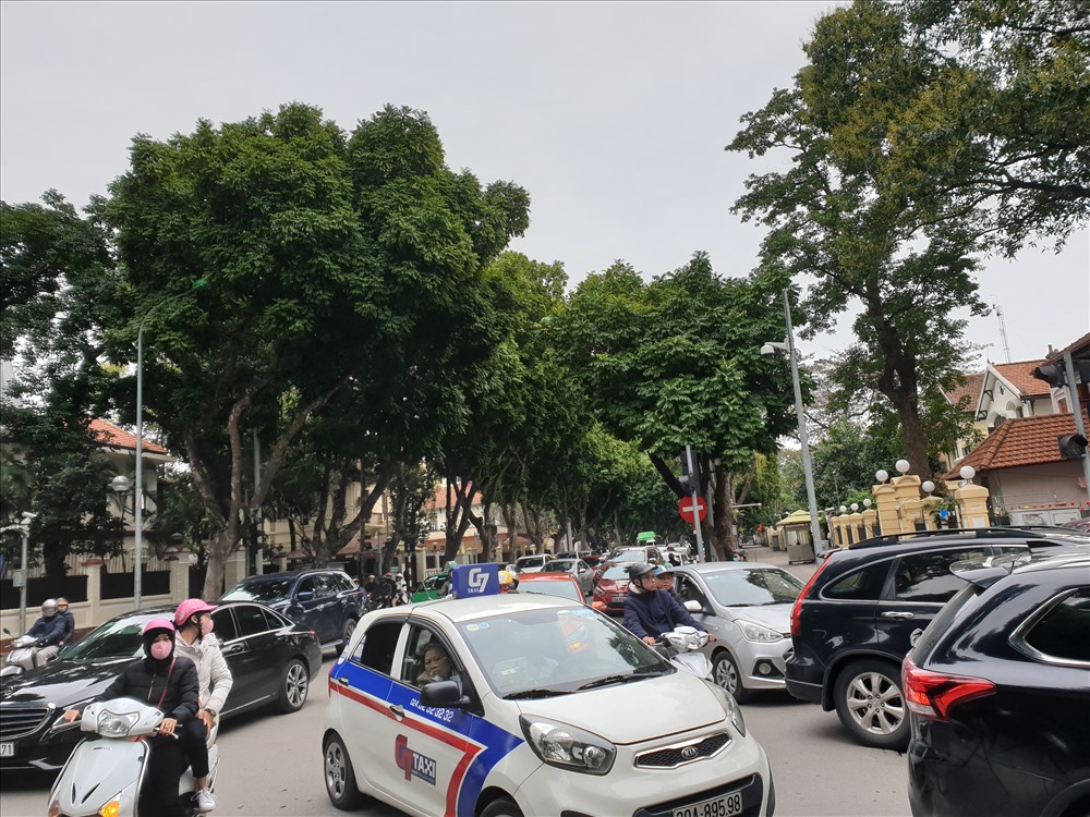 Bên cạnh người dân quay trở lại Hà Nội, nhiều người đi du xuân cũng là lý do khiến giao thông trở nên ùn tắc. Ảnh: Tùng Giang