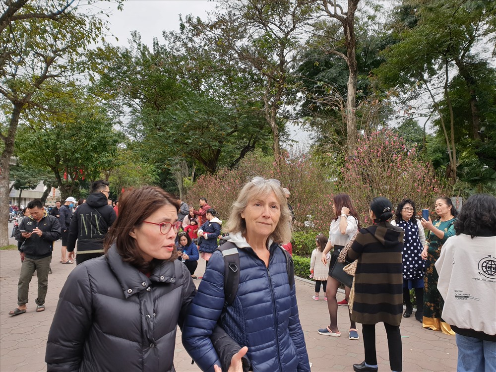 Nhiều khách nước ngoài cũng đổ về phố đi bộ.