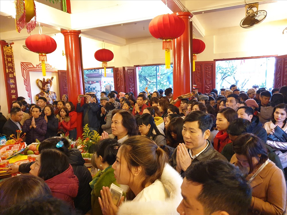 Ngày 27.1 (mùng 4 Tết), phủ Tây Hồ (Hà Nội) chật kín, hàng nghìn người đổ về dâng lễ cầu tài lộc nhân dịp năm mới.