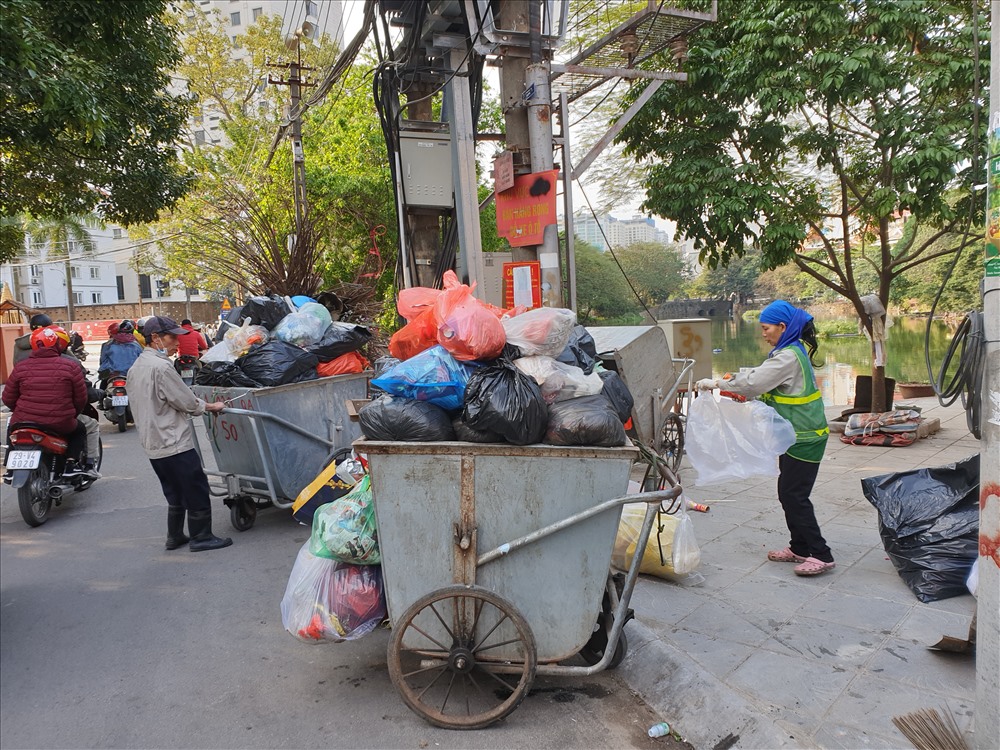 Trao đổi với phóng viên, Anh Nam (sinh năm 1975) - công nhân vệ sinh Công ty cổ phần Môi trường Tây Đô cho biết, trong những ngày nghỉ Tết Nguyên đán, công nhân vệ sinh môi trường thường xuyên phải làm thêm giờ mới kịp tiến độ xử lý lượng rác thải sinh hoạt lớn. Ảnh: Tùng Giang.