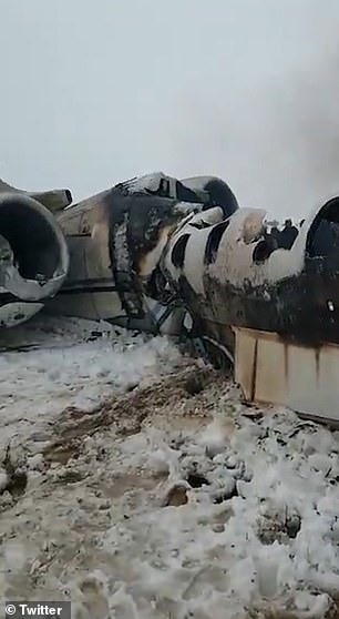Một vài hình ảnh hiện trường vụ máy bay rơi ở Afghanistan. Ảnh: Mail.