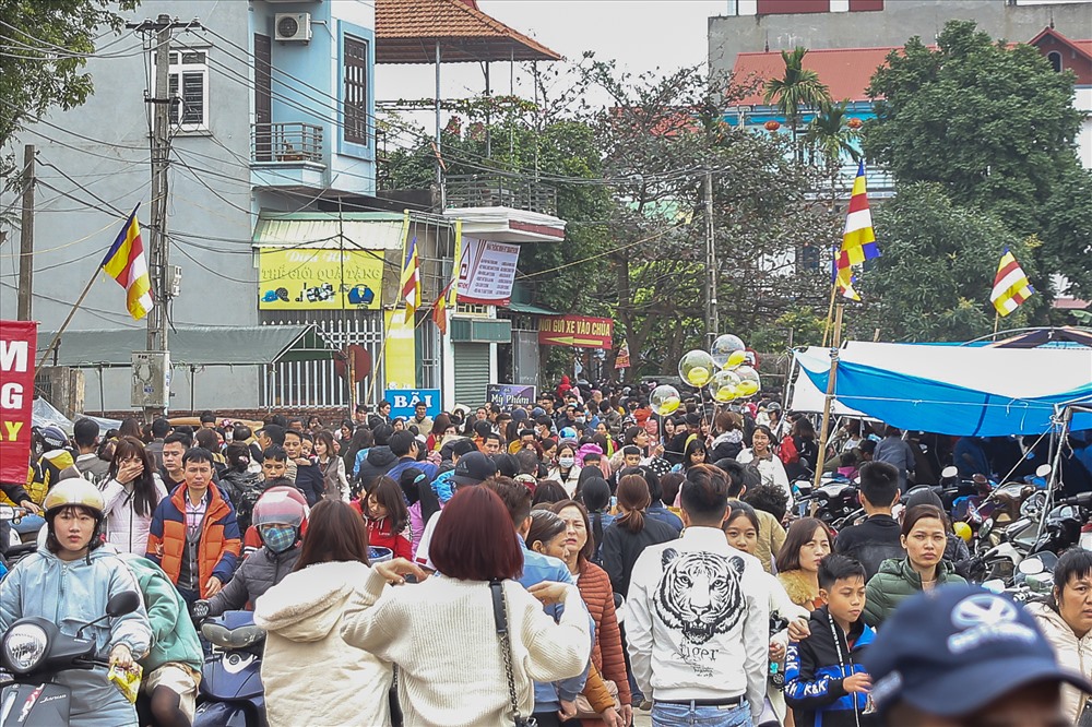 Hàng ngàn du khách từ khắp các nơi đổ về chùa Nôm vào ngày mùng 3 Tết Canh Tý.