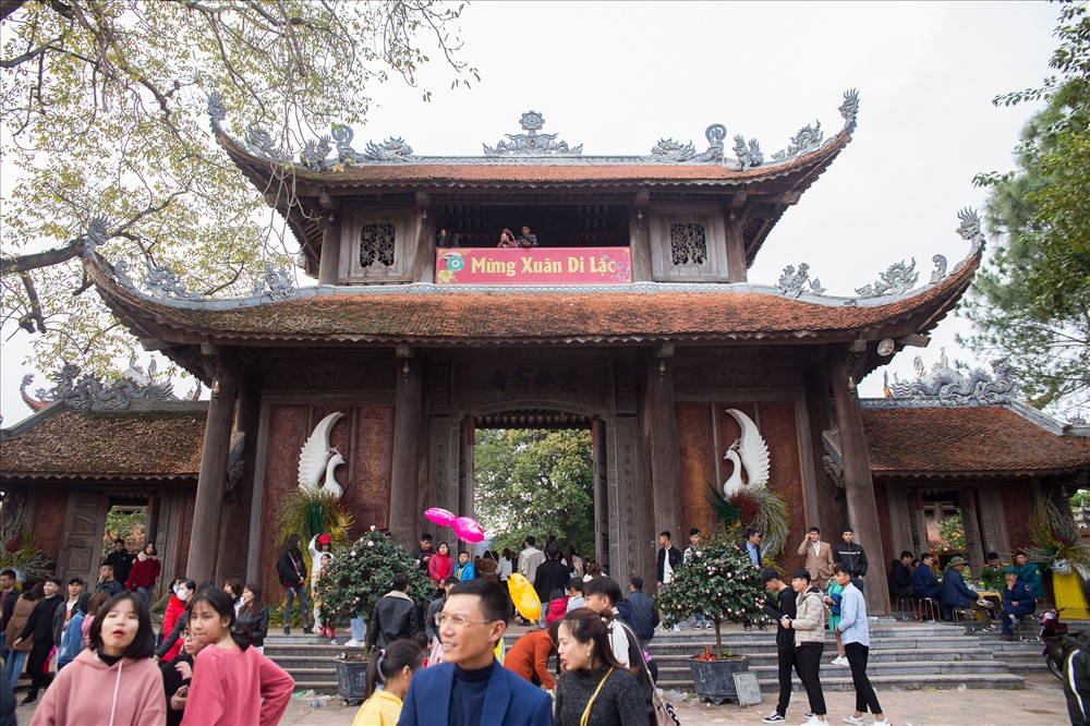 Cổng chùa Nôm – Tam Quan được đánh giá là những cổng vào to, cao nhất tại Đông Nam Á. Cho tới nay cánh cổng vẫn được giữ nguyên trạng.