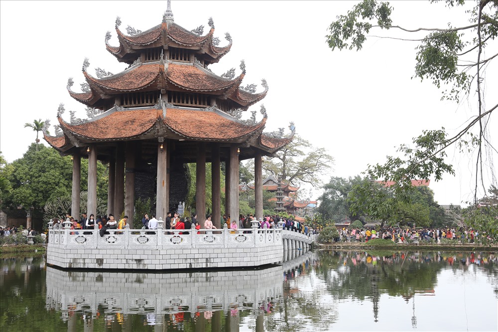 Nằm ngay chính giữa khuôn viên chùa là Lầu Quan Âm được xây dựng giữa lòng hồ, tượng trưng cho đài sen đang nở rộ.