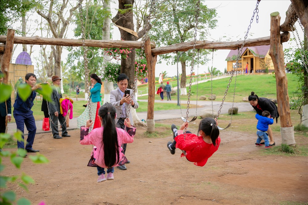Bên cạnh các địa danh quốc tế, “Bản giao hưởng mùa xuân” còn mang đến cho du khách cơ hội du xuân, chơi trò chơi văn hoa dân gian Việt Nam cùng với những hoạt động gần gũi thiên nhiên