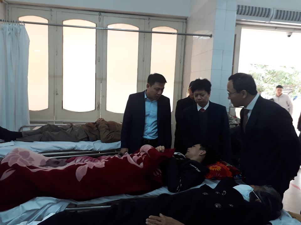 Đại diện Bộ Y tế và Ủy ban ATGT Quốc gia thăm hỏi bệnh nhân cấp cứu tại Bệnh viện Việt Đức. Ảnh: ĐT