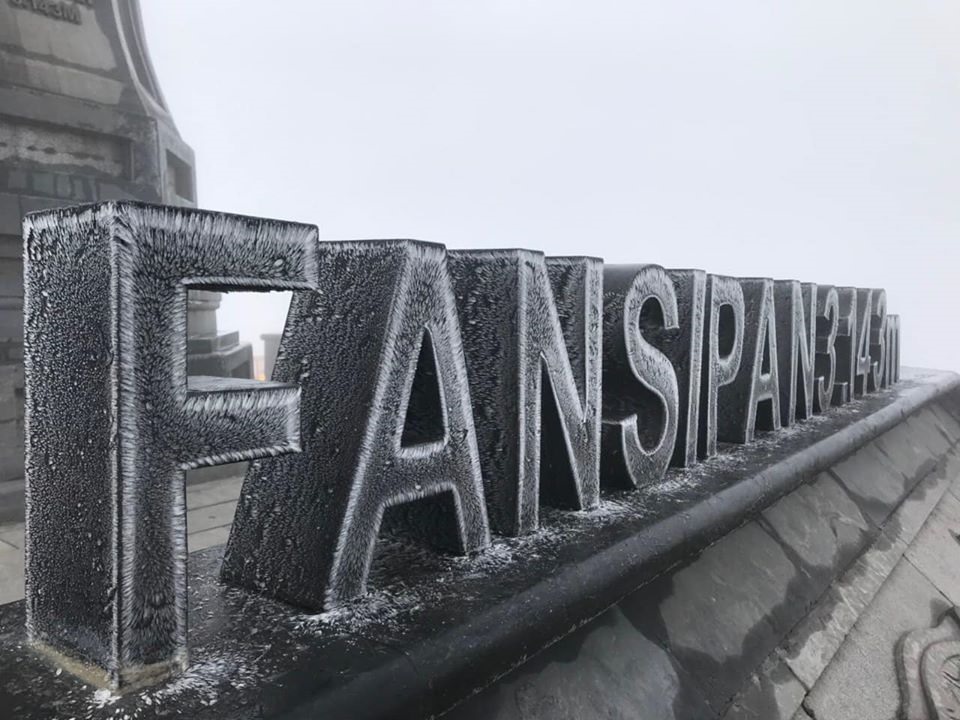Một số hình ảnh được ghi nhận tại đỉnh Fansipan vào lúc 8h45 sáng nay (28.1).