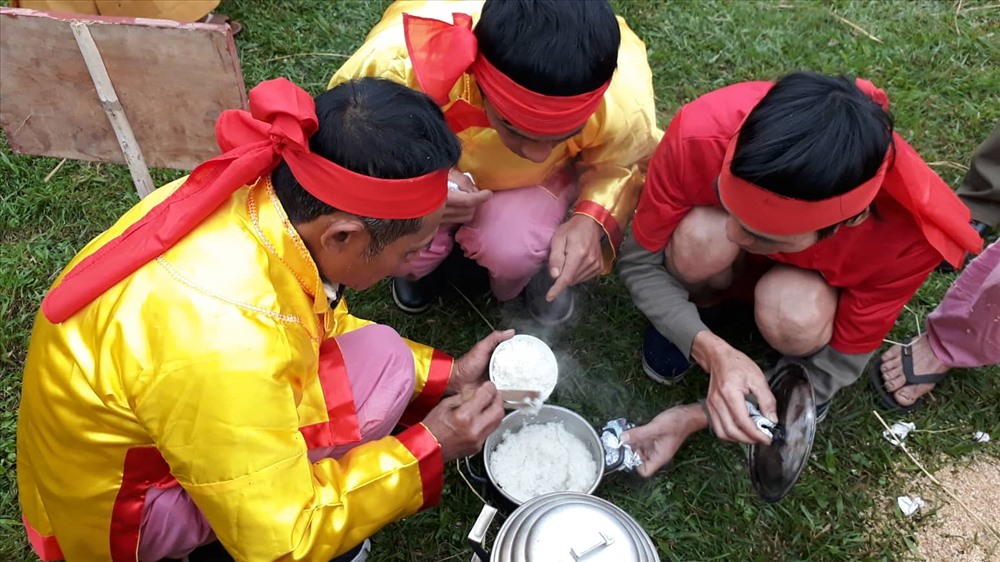 Trò chơi kéo lửa thổi cơm thu hút hàng nghìn du khách trong lễ hội xuân Chùa Keo 2020. Ảnh KL