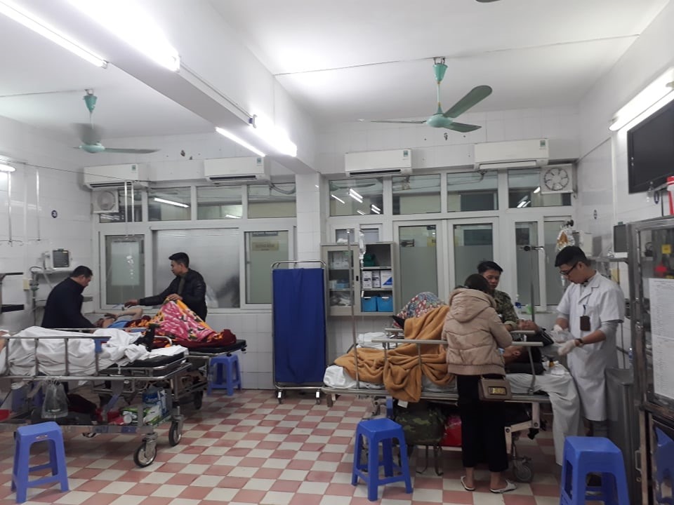 Cấp cứu nạn nhân bị tai nạn giao thông tại Bệnh viện Việt Đức (Hà Nội).