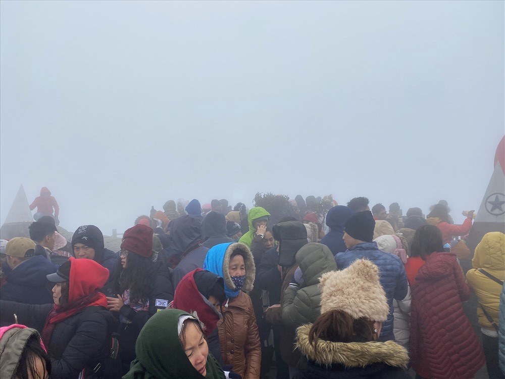 Nhiều năm gần đây, đỉnh Fansipan xuất hiện băng tuyết do nhiệt độ xuống thấp và trở thành điểm đến của người dân, du khách đam mê khám phá. Rất nhiều du khách đã chụp ảnh, lưu lại khoảnh khắc tại khu vực đặt chóp tháp 3.143 m.