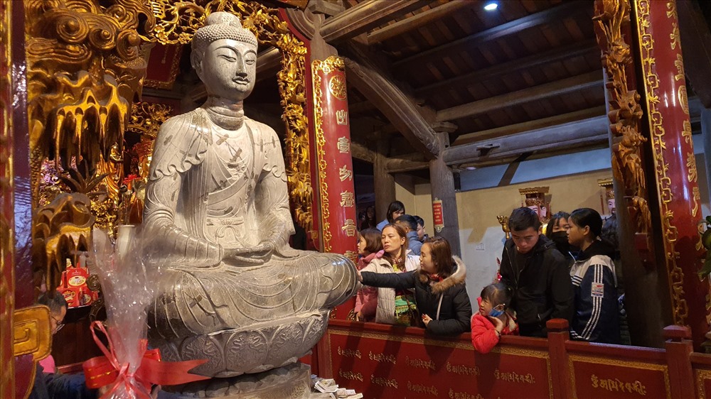 Ghi nhận của PV, nhiều du khách xoa tay vào tượng Phật A di đà tại chùa Phật Tích để lấy may.