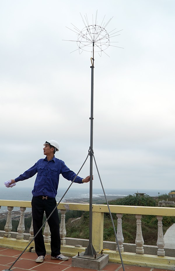 Cột tín hiệu của trạm hải đăng, đảm bảo quá trình liên lạc được thông suốt.