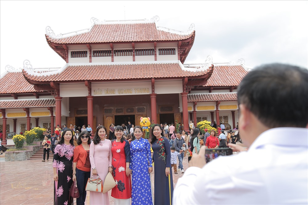Người dân chụp ảnh lưu niệm tại Bảo tàng Quang Trung.