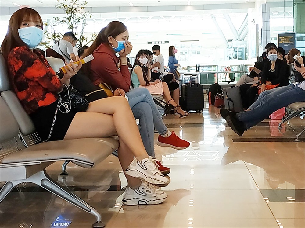 Nhà chờ sân bay quốc tế Cần Thơ chiều ngày 4 Tết, hành khách cũng chủ động phòng tránh lây nhiễm virus corona bằng khẩu trang.