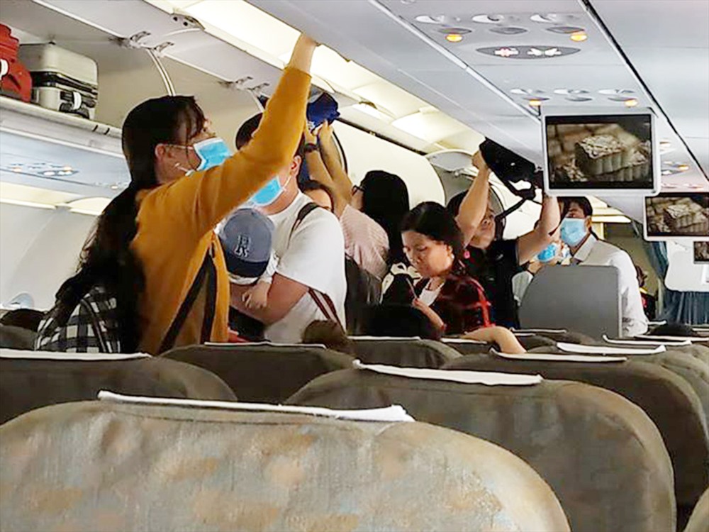 Các tiếp viên và hành khách trên chuyến bay Cần Thơ – Hà Nội.
