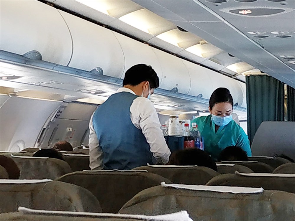 Các tiếp viên và hành khách trên chuyến bay Cần Thơ – Hà Nội.