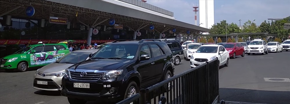 Hàng dài ô tô, taxi đang lần lượt xếp hàng vào sân bay đón khách vào nội thành thành phố.