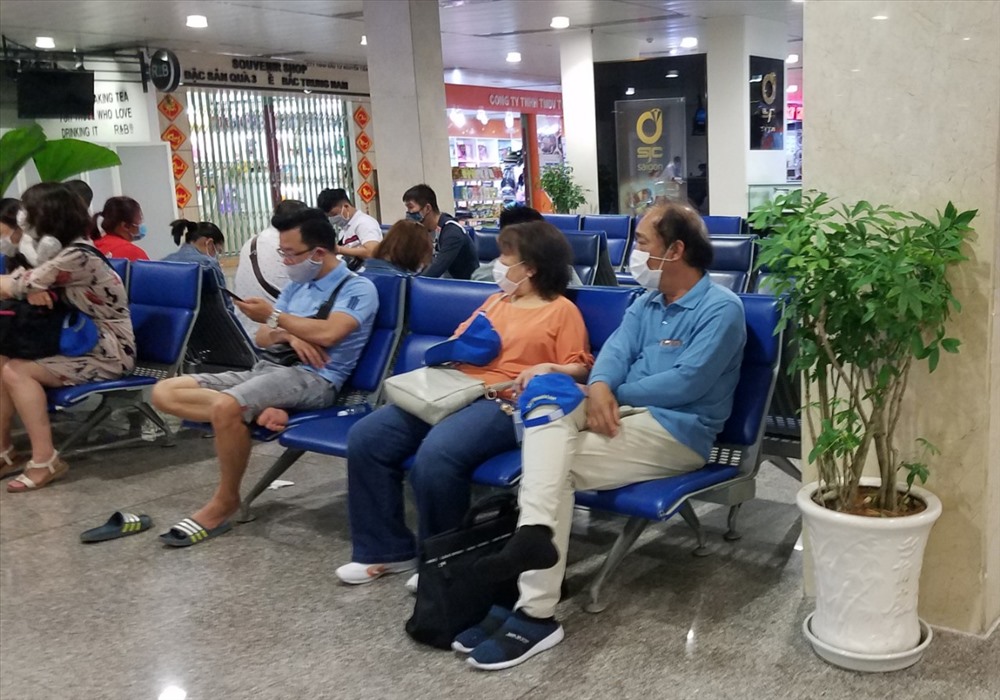 Nhiều hành khách bịt khẩu trang khi đến sân bay do lo ngại lây lan virus corona