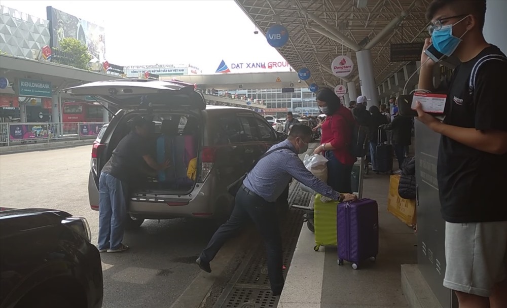 Một hành khách nhanh tay, sắp xếp hành lý lên xe.