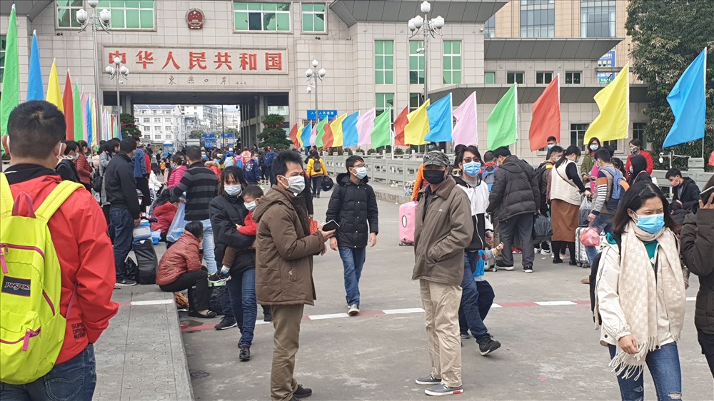 Lượng du khách Trung Quốc trở về nước qua Cửa khẩu quốc tế Móng Cái ngày 29.01.2020 khá đông. Ảnh: Nguyễn Hùng