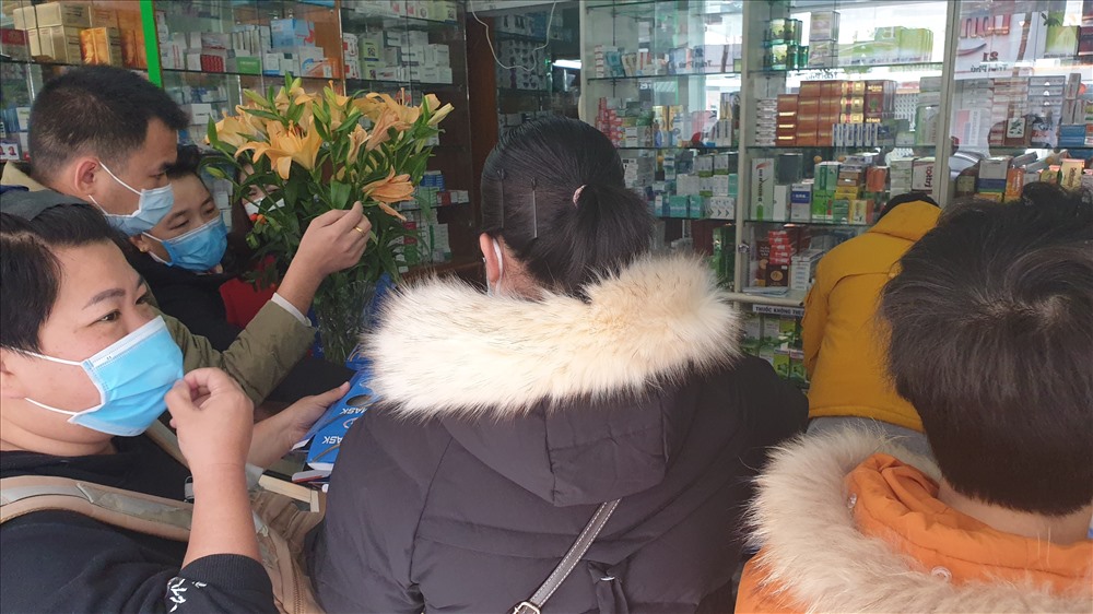 Du khách Trung Quốc chen chúc nhau mua khẩu trang tại một hiệu thuốc gần khu vực cửa khẩu. Ảnh: Nguyễn Hùng