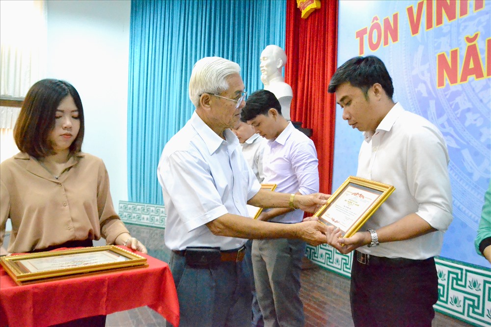Ông Nguyễn Hữu Khánh trao học bổng hỗ trợ cho các giáo viên đạt thành tích xuất sắc trong giảng dạy. Ảnh: LT