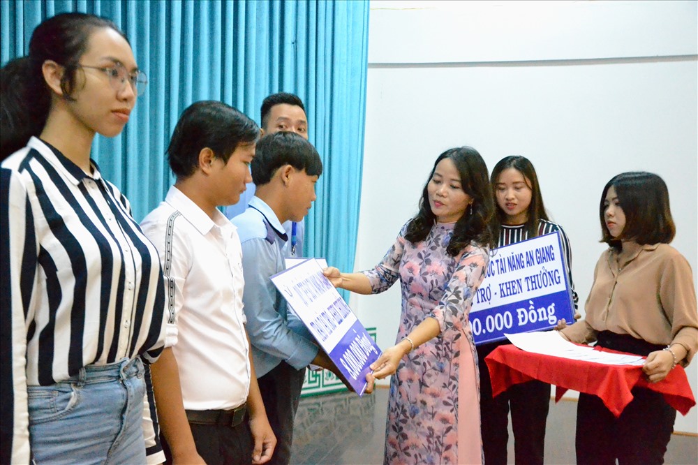 Bà Phan Thị Suối, nhà hảo tâm đóng góp 10 suất học bổng. Ảnh: LT