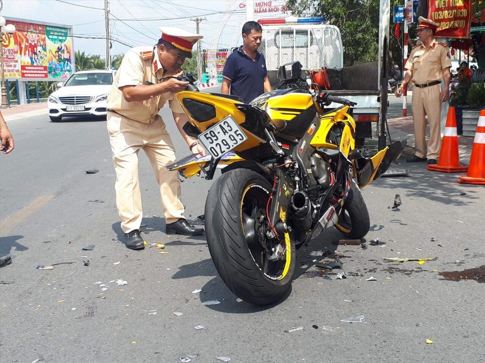 Hiện trường vụ tai nạn giữa xe mô tô và xe máy tain thị xã Thuận An.