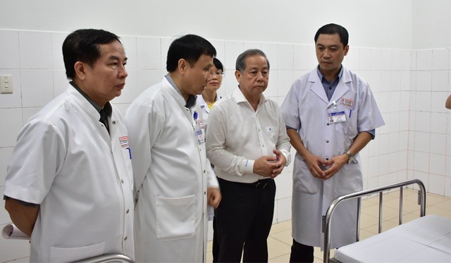 Chủ tịch UBND tỉnh Thừa Thiên - Huế Phan Ngọc Thọ (thứ 2 từ phải qua) kiểm tra tình hình ứng phó virus Corona tại Bệnh viện Trung ương Huế.