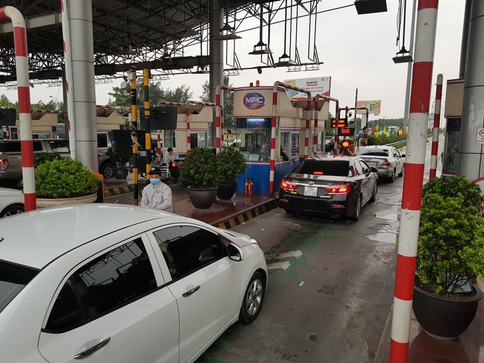 Trạm thu phí Pháp Vân (huyện Thường Tín, Hà Nội) bị ùn tắc vào đầu giờ chiều, nhưng đến thời điểm 17 giờ, giao thông tại khu vực này đã thông thoáng hơn.
