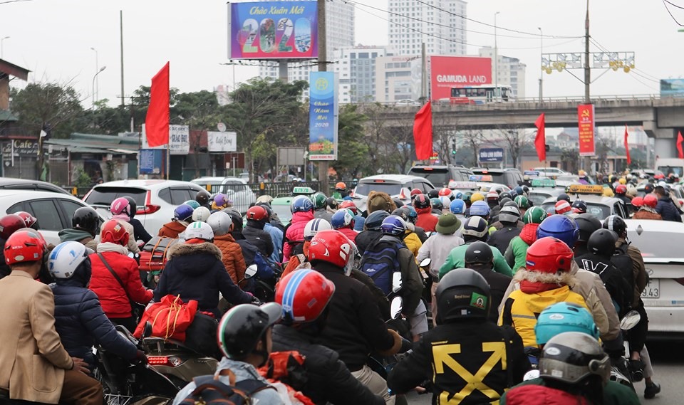 Đến 17h30, các phương tiện đổ về Hà Nội mỗi lúc một đông.