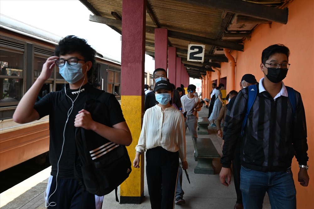 Khách du lịch Trung Quốc đeo khẩu trang để phòng tránh lây nhiễm virus. Ảnh: AFP/ TTXVN