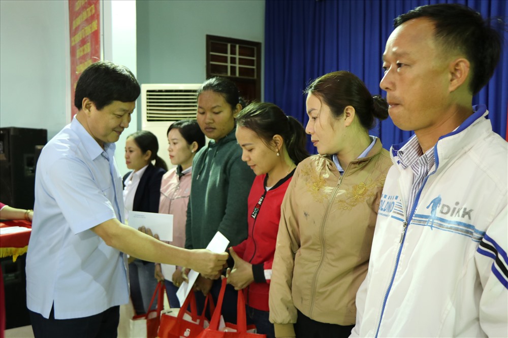 Đồng chí Lê Minh Khái - Ủy viên TW Đảng, Tổng Thanh tra Chính phủ, tặng quà cho người lao động. Ảnh: LX