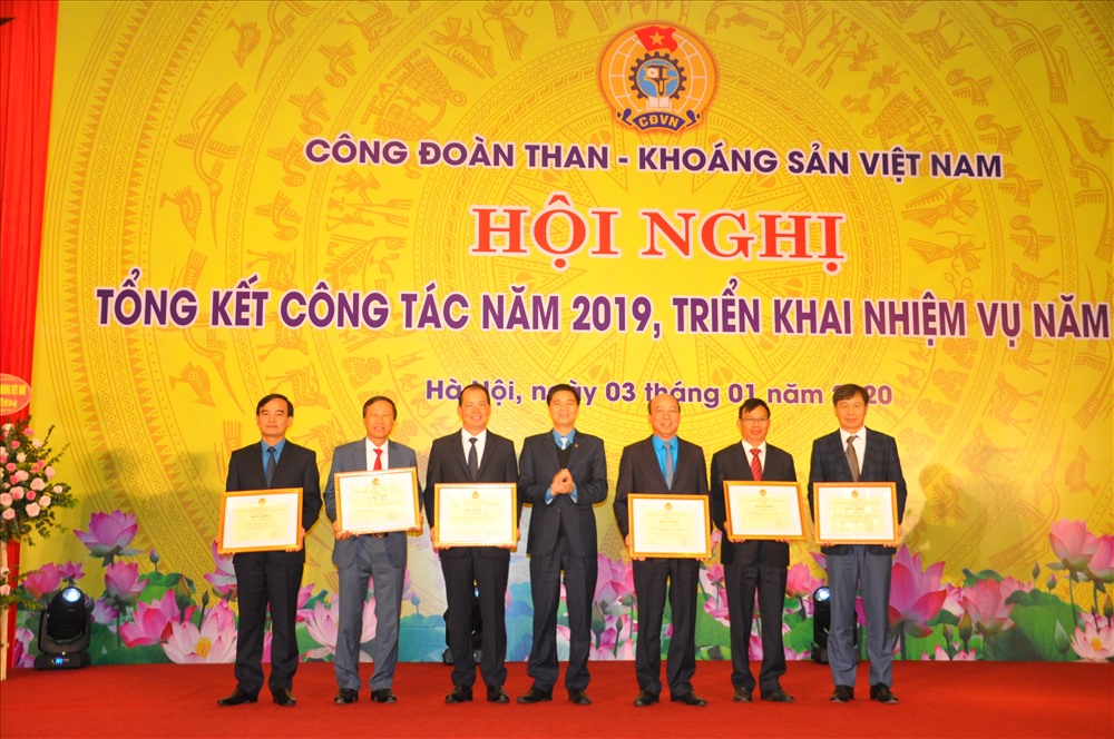 Ông Ngọ Duy Hiểu - Phó Chủ tịch Tổng Liên đoàn Lao động Việt Nam - trao Bằng khen của Tổng Liên đoàn Lao động Việt Nam cho các cá nhân lãnh đạo Tập đoàn và Công đoàn Than Khoáng sản Việt Nam.