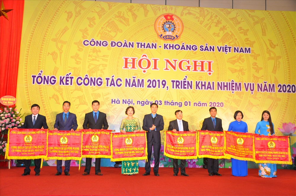 Ông Ngọ Duy Hiểu - Phó Chủ tịch Tổng Liên đoàn Lao động Việt Nam - trao Cờ thi đua của Tổng Liên đoàn Lao động Việt Nam cho các đơn vị.
