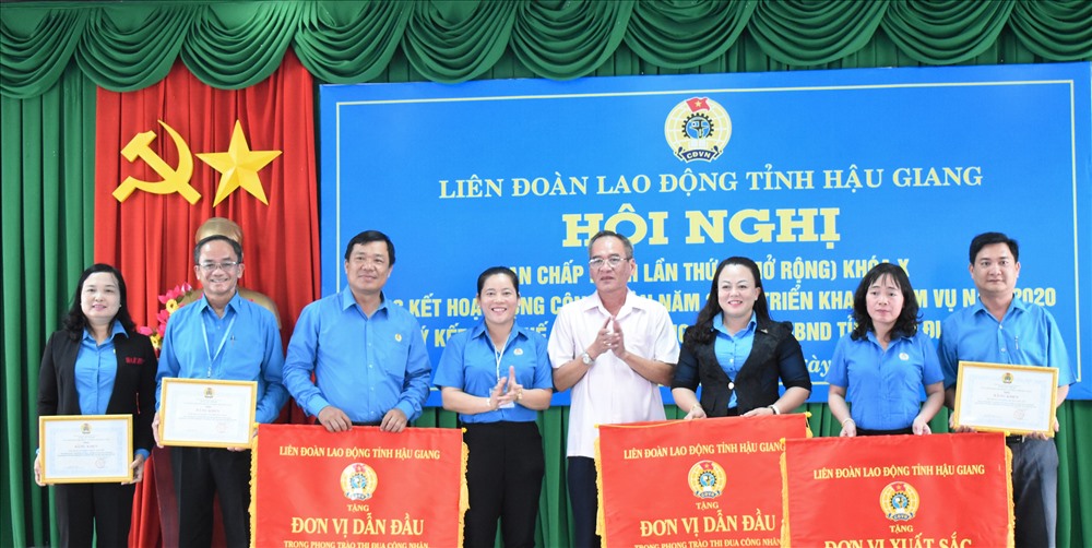 Trao Bằng khen và cờ thi đua xuất sắc cho các đơn vị trong phong trào thi đua CNVCLĐ và hoạt đồng Công đoàn năm 2019. Ảnh: Thành Nhân.