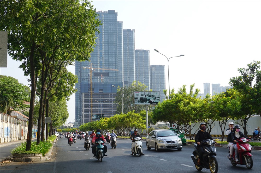 Giao thông trên đường Nguyễn Hữu Cảnh thông thoáng, mật độ xe cộ khá thấp.