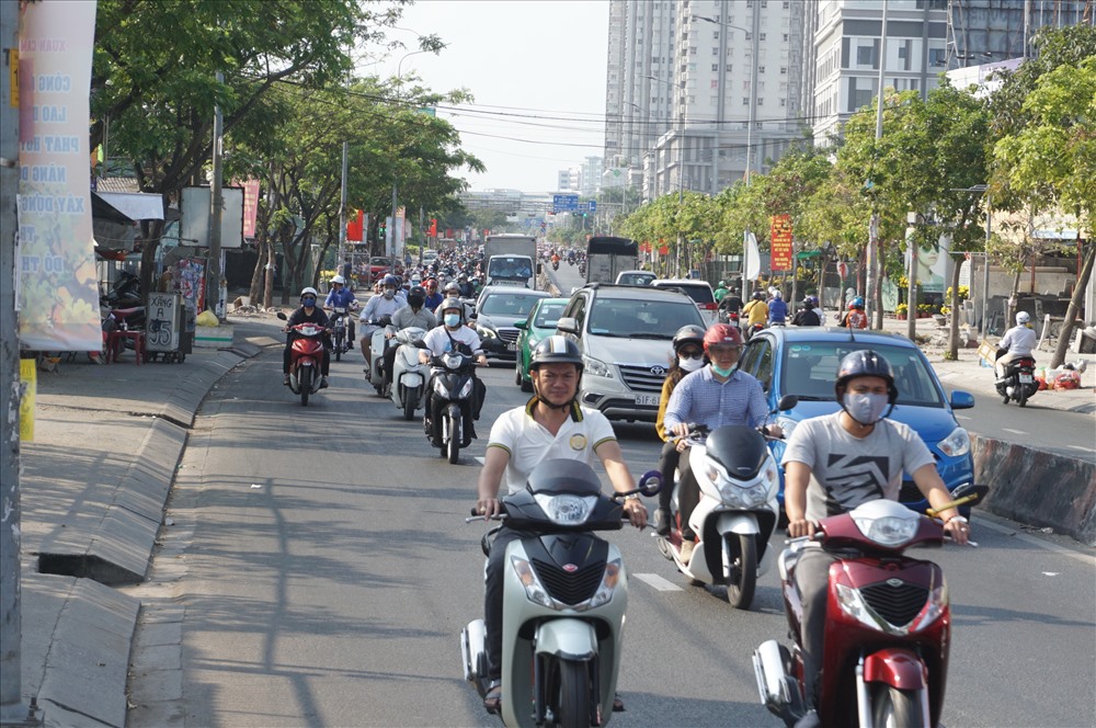 Tại cửa ngõ phía Nam của TPHCM, đường Nguyễn Hữu Thọ (quận 4) vắng vẻ hơn ngày bình thường.