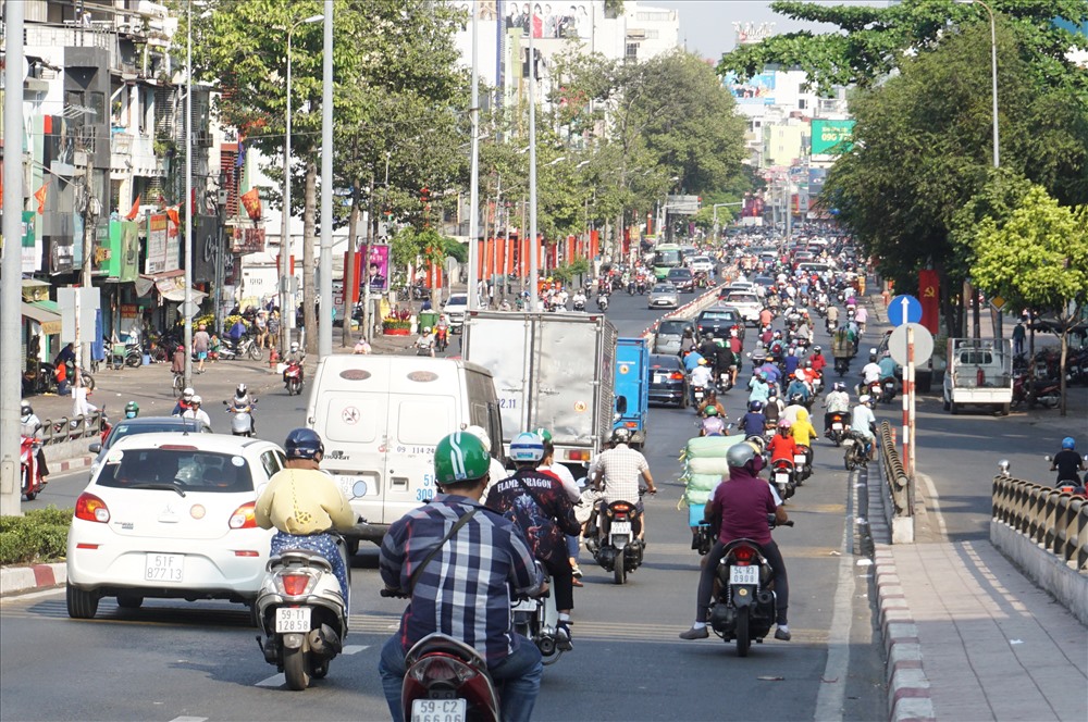 Giao thông trên đường Nguyễn Thái Học (quận 1) xe cộ di chuyển đông hơn những đường khác nhưng người đi đường vẫn thoải mái.