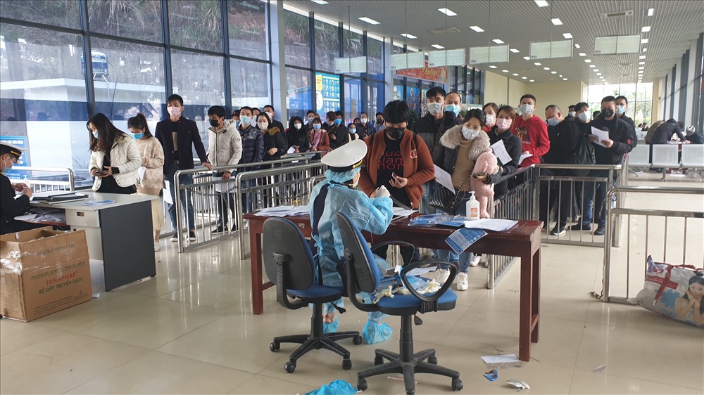 Du khách và cư dân biên giới hai nước nhập cảnh nộp tờ khai báo y tế tại Cửa khẩu quốc tế Móng Cái. Ảnh: Nguyễn Hùng