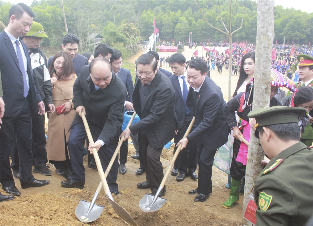 Thủ tướng Nguyễn Xuân Phúc cùng các lãnh đạo trung ương, lãnh đạo tỉnh Yên Bái trồng cây. Ảnh T.Vương