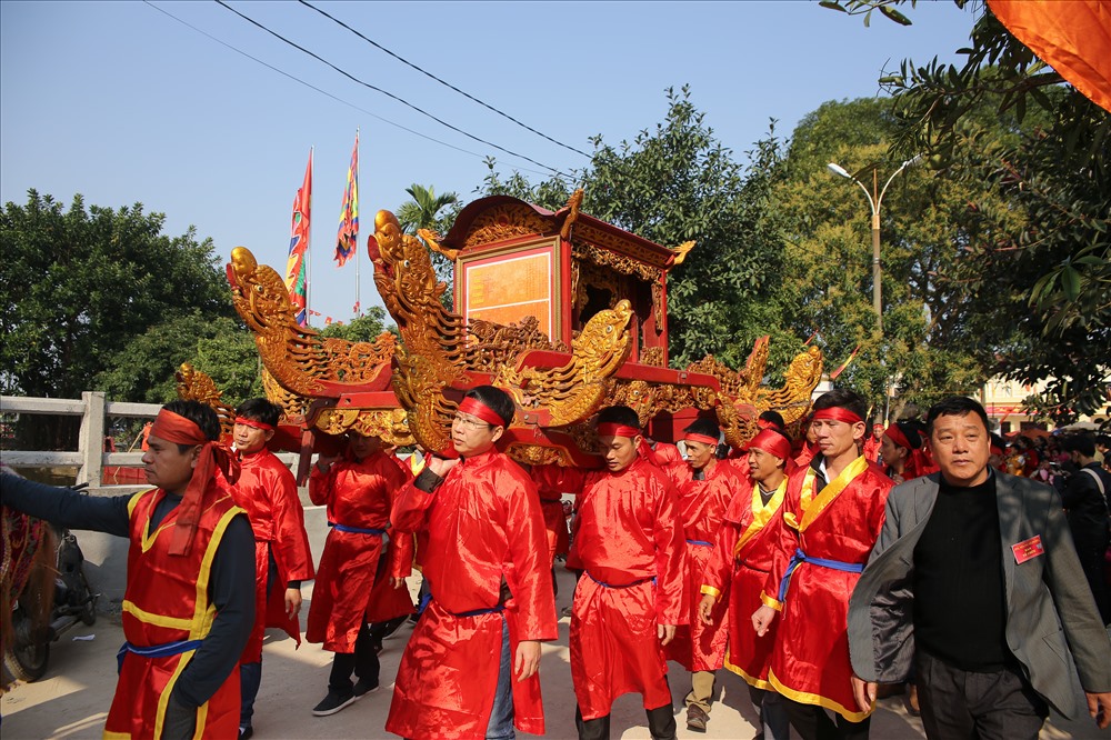 Sáng 30.1 (mùng 6 tháng Giêng) dân làng Ném Thượng tổ chức lễ hội đầu xuân. Trong lễ hội này có nghi thức chém lợn dựa trên tích của của vị tướng Đoàn Thượng chém lợn khao quân.