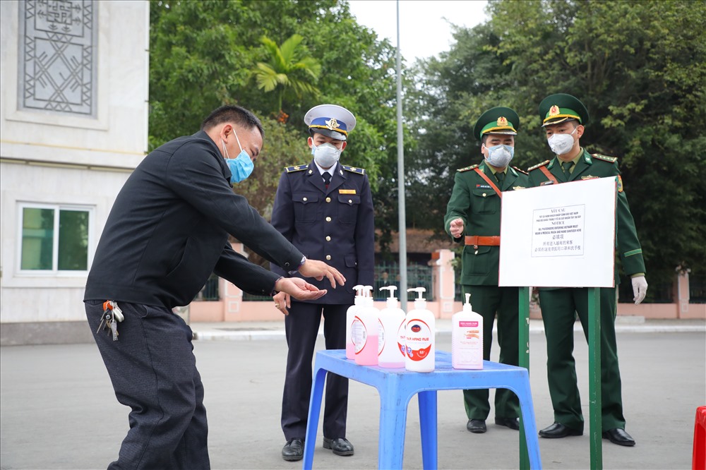 Toàn bộ du khách Trung Quốc trước khi nhập cảnh được hướng dẫn sát khuẩn tay nhanh bằng dung dịch SDS HAND RUB ngay từ đầu cầu cửa khẩu quốc tế.