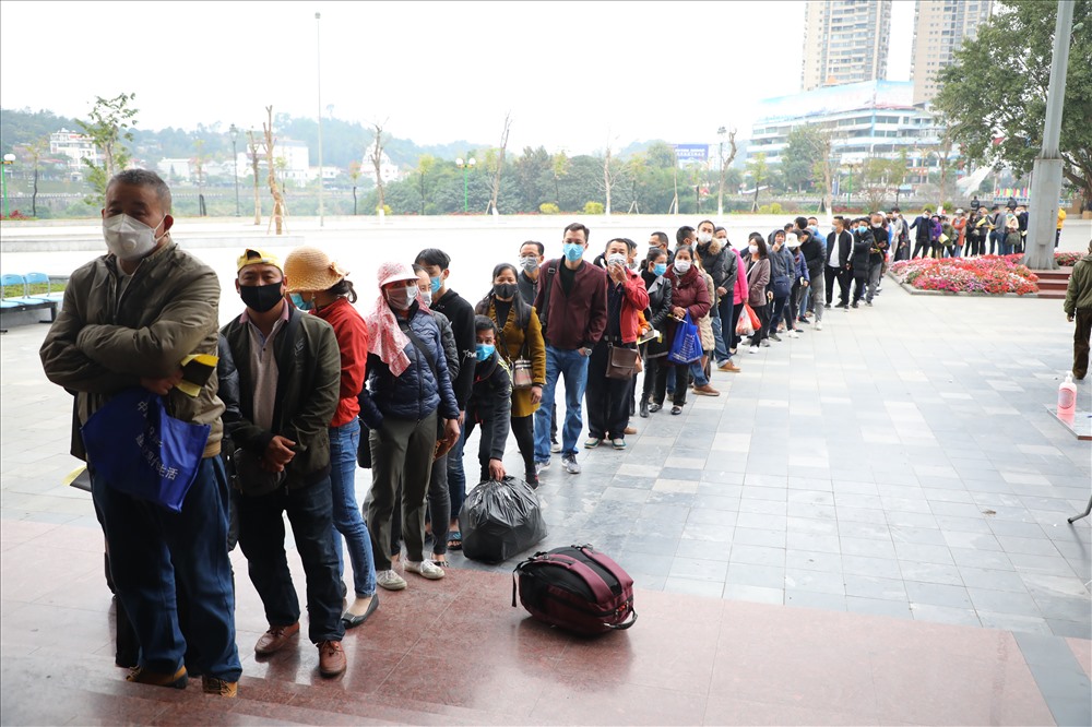 Sau đó, du khách Trung Quốc được hướng dẫn xếp hàng, chờ tiến hành đo thân nhiệt. Ngày 30.1, lượng du khách Trung Quốc đã đông hơn với những ngày trước đó.