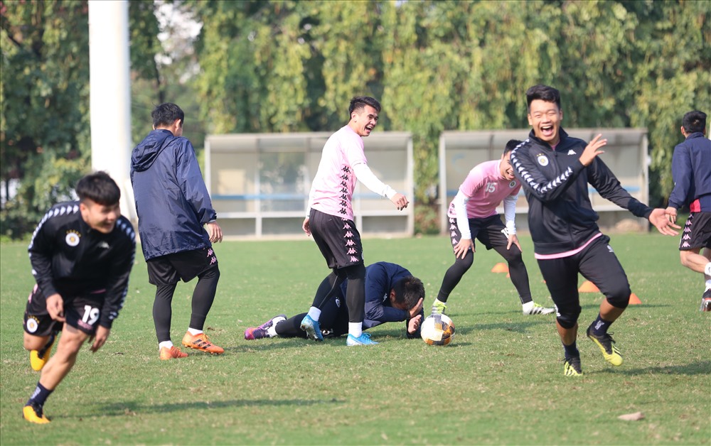 Trong màn đá ma, thủ thành Văn Công bị trượt ngã khiến bóng đập vào đầu.