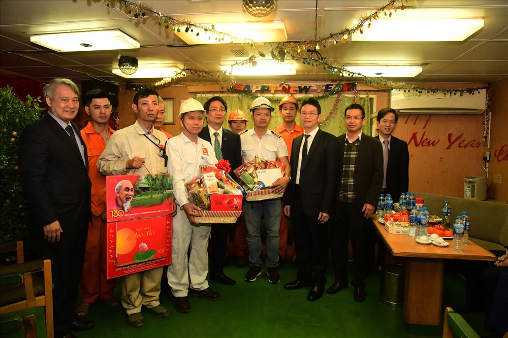 Chủ tịch Công đoàn Tổng Công ty Hàng hải Việt Nam Lê Phan Linh (thứ hai từ trái sang) tặng quà đoàn viên nhân dịp Tết Nguyên đán Canh Tý 2020. Ảnh: Linh Chu