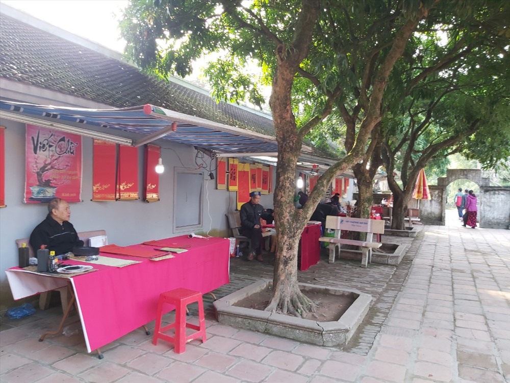 Các hàng quán quanh đền Trần gần như rất ít khách. Lực lượng an ninh, bảo vệ, ban tổ chức cũng không vất vả.