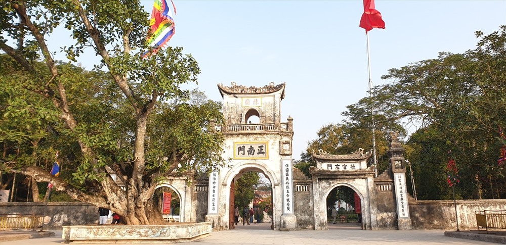 Theo ghi nhận của phóng viên Lao Động, trong ngày đầu làm việc của năm mới Canh Tý 2020 - mùng 6 Tết, đền Trần Nam Định không còn cảnh chen lấn, đông đúc đi lễ đầu năm.