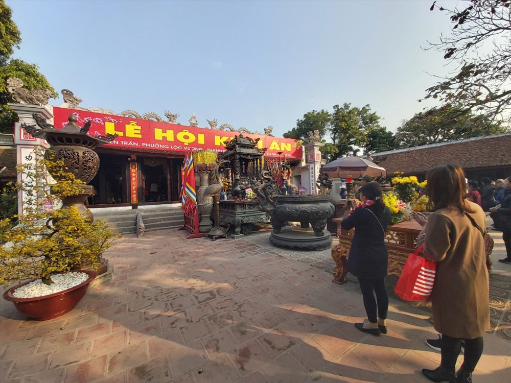 Theo ghi nhận của phóng viên Lao Động, trong ngày đầu làm việc của năm mới Canh Tý 2020 - mùng 6 Tết, đền Trần Nam Định không còn cảnh chen lấn, đông đúc đi lễ đầu năm.