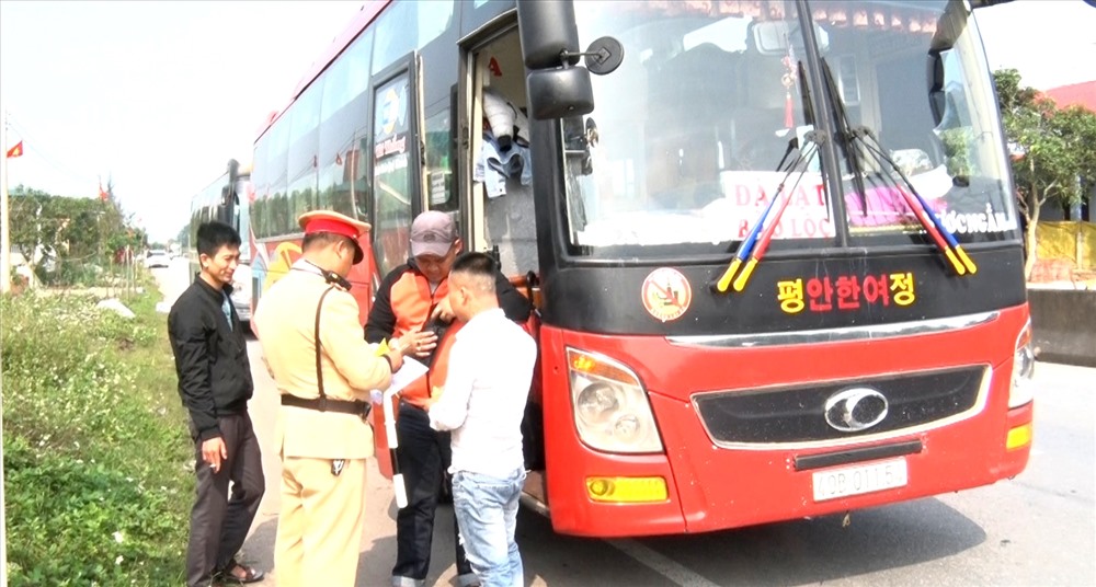 Ngày đầu ra quân, lực lượng CSGT - CA tỉnh Quảng Bình đã xử phạt hơn 200 triệu đồng tiền vi phạm. Ảnh: Lê Phi Long